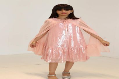 صورة فستان وردي بلمعة ترتر شال